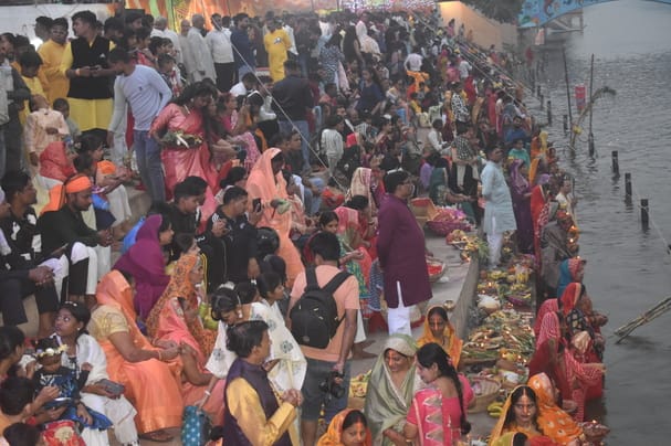 खुर्जा के मुंडाखेड़ा घाट पर छठ के अवसर पर सूर्यास्त के दौरान पूजा करती महिलाएं । संवाद