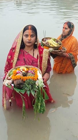 खुर्जा के मुंडाखेड़ा घाट पर छठ के अवसर पर सूर्यास्त के दौरान पूजा करती महिलाएं । संवाद
