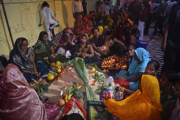 खुर्जा के मुंडाखेड़ा घाट पर छठ के अवसर पर सूर्यास्त के दौरान पूजा करती महिलाएं । संवाद