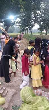 लकुरा में छठ पर्व पर  अस्ताचलगामी सूर्य को अर्घ्य देने के दौरान मौजूद मुस्लिम महिलाएं।