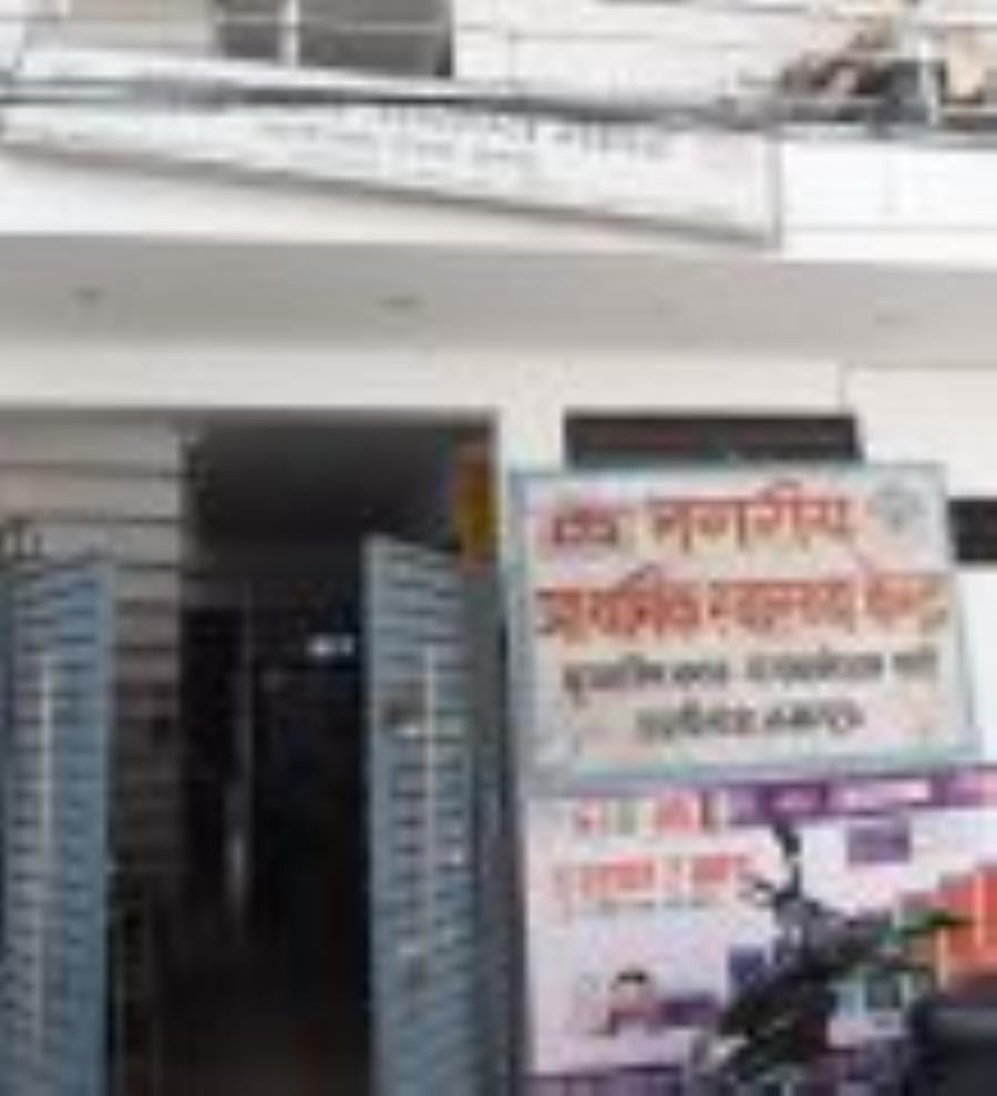 मरीज को दवा लिखती नर्स।