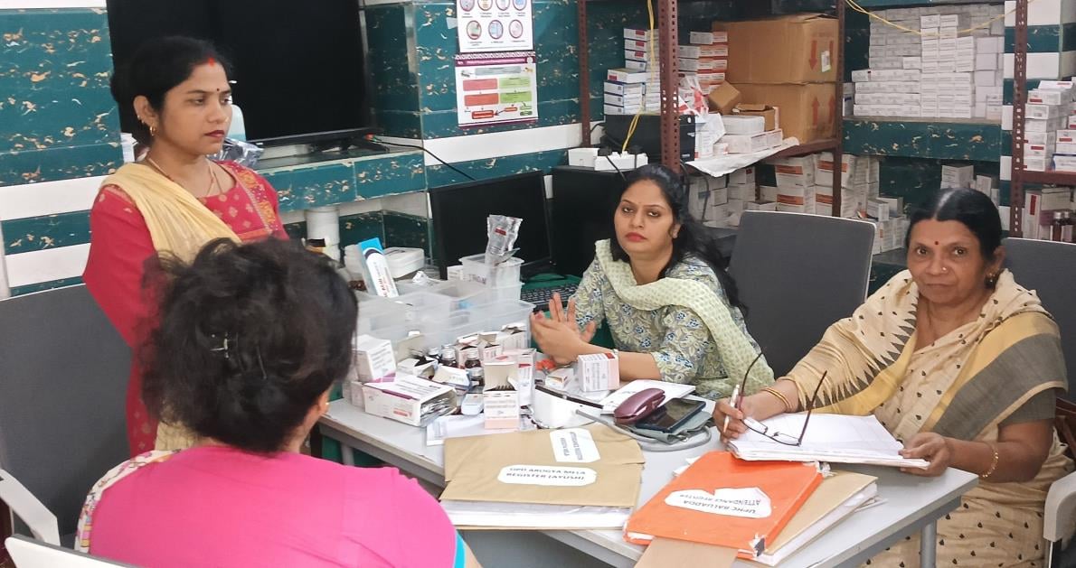 मरीज को दवा लिखती नर्स।