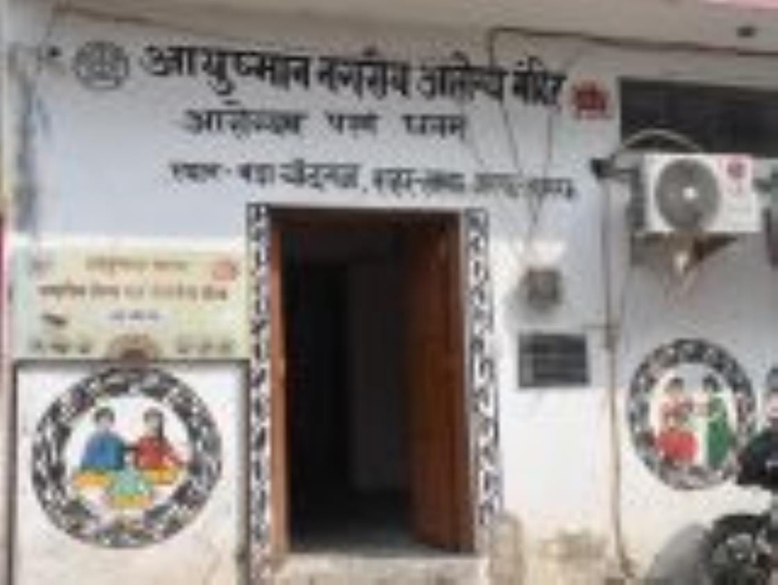 मरीज को दवा लिखती नर्स।