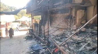 नागनी माता परिसर में भीषण अग्निकांड से राख के ढेर में तबदील दुकानें। स्रोत: जागरूक पाठक