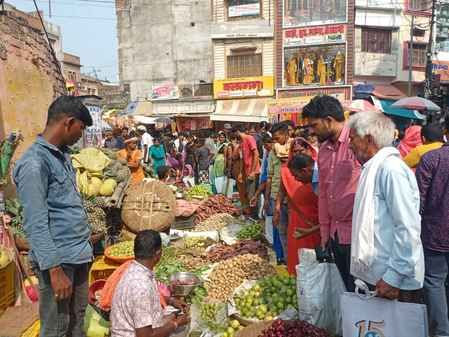नगर के शहीद पार्क चौक में छठ पर्व पर खरीदारी के लिए उमड़ी लोगों की भीड़।संवाद नगर के शहीद पार्क चौक में छठ पर्व पर खरीदारी के लिए उमड़ी लोगों की भीड़।संवाद