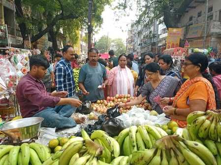 नगर के शहीद पार्क चौक में छठ पर्व पर खरीदारी के लिए उमड़ी लोगों की भीड़।संवाद नगर के शहीद पार्क चौक में छठ पर्व पर खरीदारी के लिए उमड़ी लोगों की भीड़।संवाद