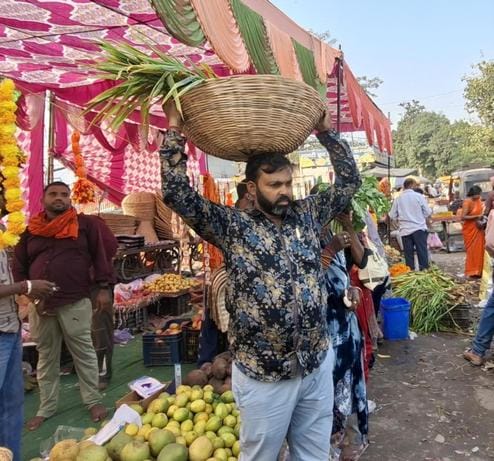 पश्चिमी यमुना घाट पर वेदी तैयार करते श्रद्धालु।  संवाद