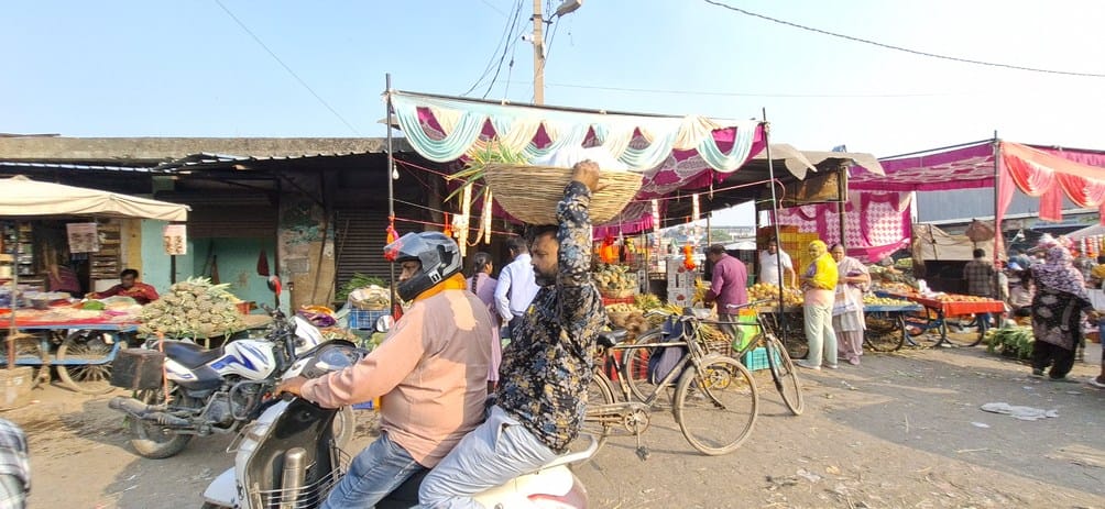 पश्चिमी यमुना घाट पर वेदी तैयार करते श्रद्धालु।  संवाद