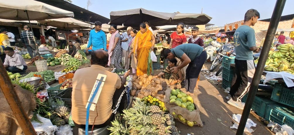 पश्चिमी यमुना घाट पर वेदी तैयार करते श्रद्धालु।  संवाद