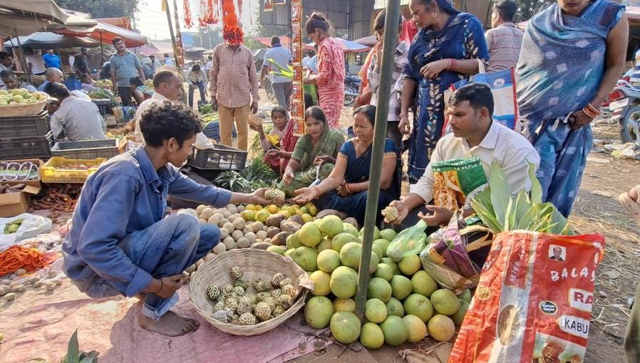 पश्चिमी यमुना घाट पर वेदी तैयार करते श्रद्धालु।  संवाद
