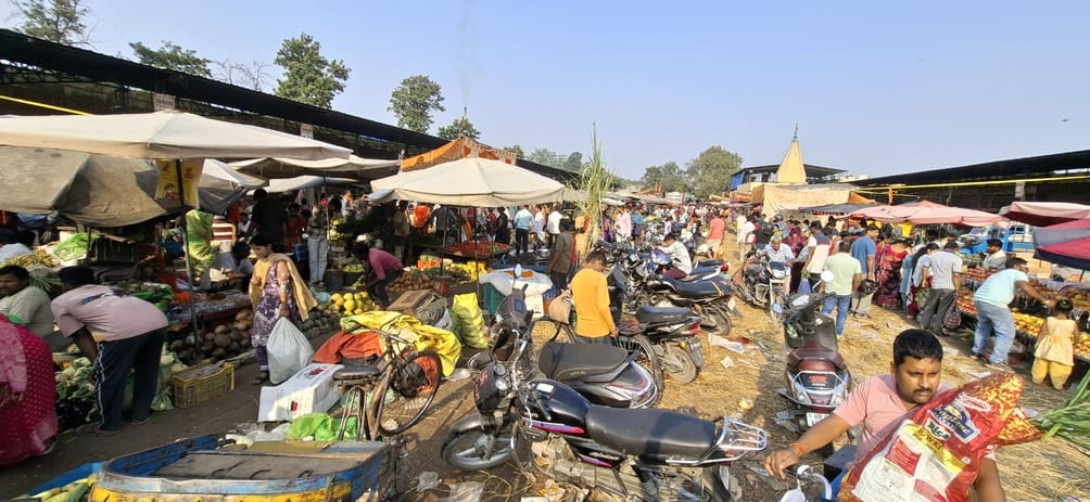 पश्चिमी यमुना घाट पर वेदी तैयार करते श्रद्धालु।  संवाद