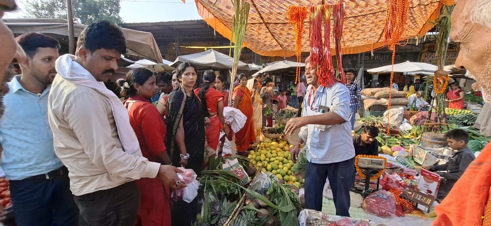 पश्चिमी यमुना घाट पर वेदी तैयार करते श्रद्धालु।  संवाद