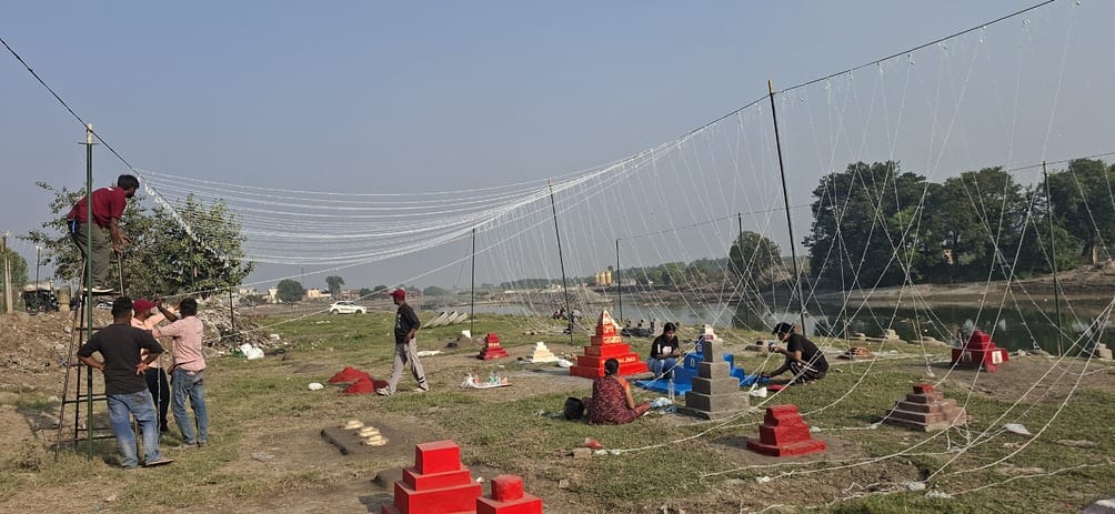 पश्चिमी यमुना घाट पर वेदी तैयार करते श्रद्धालु।  संवाद