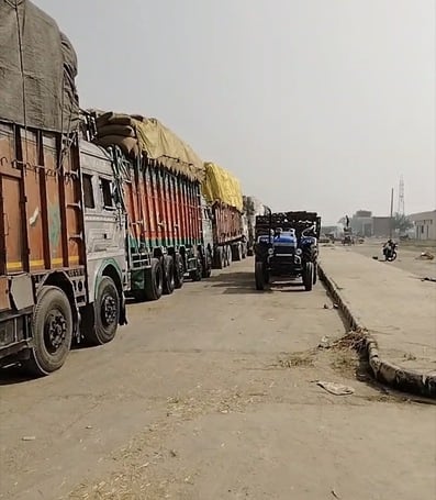 पिहोवा । ट्रक पकड़े जाने के मामले में अधिकारियों से बातचीत करते भाकियू नेता गुरनाम चढू़नी । सं पिहोवा । ट्रक पकड़े जाने के मामले में अधिकारियों से बातचीत करते भाकियू नेता गुरनाम चढू़नी । सं