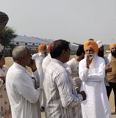 पिहोवा । ट्रक पकड़े जाने के मामले में अधिकारियों से बातचीत करते भाकियू नेता गुरनाम चढू़नी । सं पिहोवा । ट्रक पकड़े जाने के मामले में अधिकारियों से बातचीत करते भाकियू नेता गुरनाम चढू़नी । सं