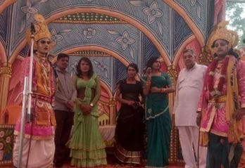 पिनौनी में रामलीला मंचन करते कलाकार। संवाद