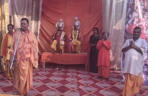 पिनौनी में रामलीला मंचन करते कलाकार। संवाद
