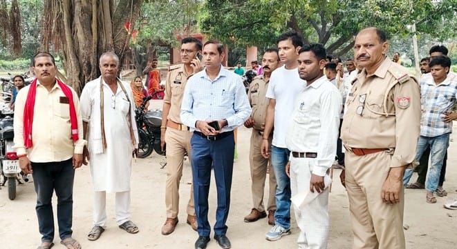 पुवायां के गांव बेला छेदा मेे मंदिर के पास समाधि के लिए खोदा गया गड्ढा। संवाद पुवायां के गांव बेला छेदा मेे मंदिर के पास समाधि के लिए खोदा गया गड्ढा। संवाद