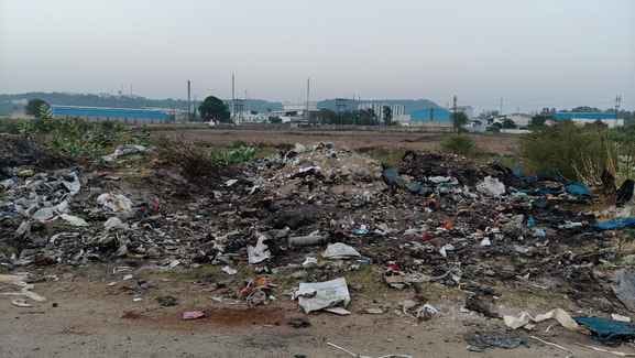 सांबा के औद्योगिक क्षेत्र में रसायनिक फैक्ट्री की चिमनी से निगलता धुंआ