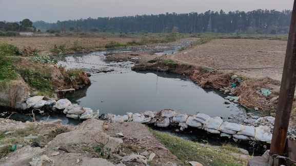सांबा के औद्योगिक क्षेत्र में रसायनिक फैक्ट्री की चिमनी से निगलता धुंआ
