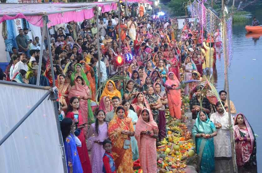 सीवन नदी किनारे नजर आया‘मिनी बिहार’’ जैसा नजारा सीवन नदी किनारे नजर आया‘मिनी बिहार’’ जैसा नजारा
