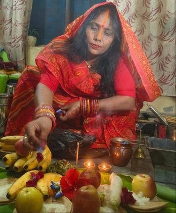 स्योहारा में भूड़ कॉलोनी में छठ पूजा करती महिलाएं। संवाद स्योहारा में भूड़ कॉलोनी में छठ पूजा करती महिलाएं। संवाद