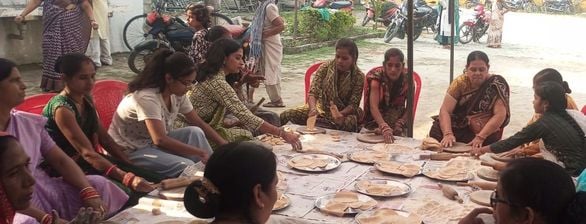 शाहजहांपुर में मुमुक्षु आश्रम के मैदान पर आंतरिक सत्संग समारोह में मंचासीन संत। स्रोत: आयोजक शाहजहांपुर में मुमुक्षु आश्रम के मैदान पर आंतरिक सत्संग समारोह में मंचासीन संत। स्रोत: आयोजक