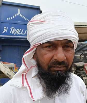 शहर की मंडी समिति परिसर में ट्राली पर बैठकर धान तौल कराने का इंतजार करता किसान संवाद शहर की मंडी समिति परिसर में ट्राली पर बैठकर धान तौल कराने का इंतजार करता किसान संवाद