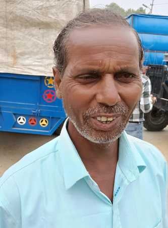 शहर की मंडी समिति परिसर में ट्राली पर बैठकर धान तौल कराने का इंतजार करता किसान संवाद शहर की मंडी समिति परिसर में ट्राली पर बैठकर धान तौल कराने का इंतजार करता किसान संवाद