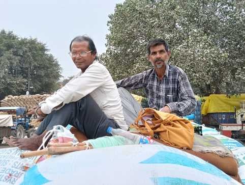 शहर की मंडी समिति परिसर में ट्राली पर बैठकर धान तौल कराने का इंतजार करता किसान संवाद शहर की मंडी समिति परिसर में ट्राली पर बैठकर धान तौल कराने का इंतजार करता किसान संवाद