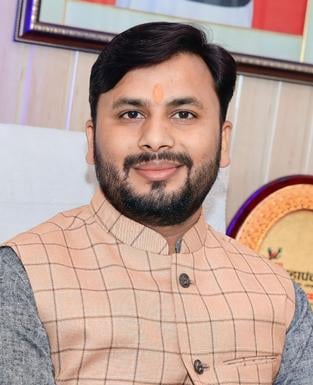 शिवओम सक्सेना।