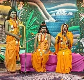 देवकली रामलीला में नारद मोह प्रसंग का मंचन करते कलाकार। स्रोत: जागरूक पाठक देवकली रामलीला में नारद मोह प्रसंग का मंचन करते कलाकार। स्रोत: जागरूक पाठक