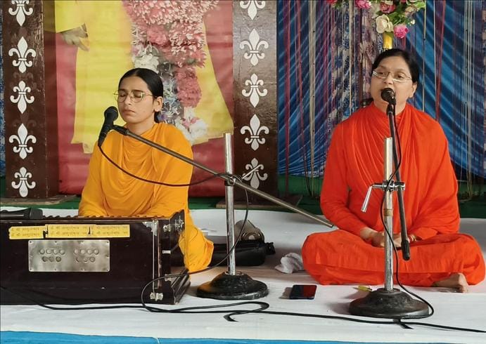 दिव्य ज्योति जागृति संस्थान आश्रम में सत्संग सुनते श्रद्धालु। आयोजक दिव्य ज्योति जागृति संस्थान आश्रम में सत्संग सुनते श्रद्धालु। आयोजक