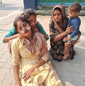उझानी में मारपीट और पथराव में घायल दोनों पक्ष के महिला पुरुष। संवाद