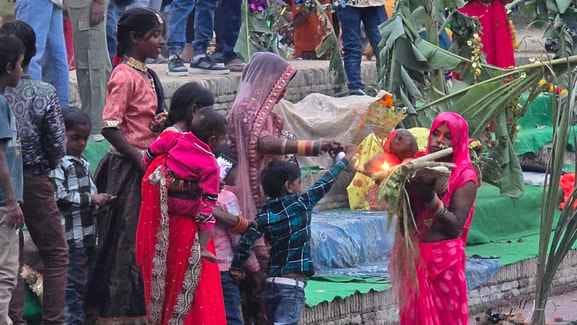27jjrp20- झज्जर। ब्राह्मण वाले जोहड़ पर छठ पर्व पर पूजा-अर्चना करते हुए पूर्वांचलवासी। संवाद