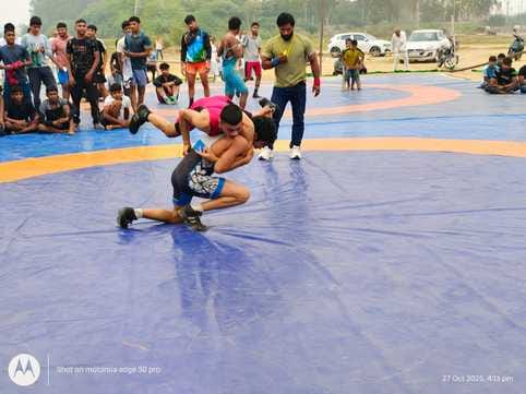 27jjrp25- झज्जर। कुश्ती का मुकाबले खेलते हुए खिलाड़ी। संवाद 27jjrp25- झज्जर। कुश्ती का मुकाबले खेलते हुए खिलाड़ी। संवाद