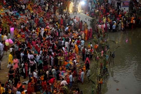 29 जीयनपुर स्थित कोइरिया पोखरा पर डाला छठ के अवसर पर पूजा अर्चन करती महिलाएं। संवाद 29 जीयनपुर स्थित कोइरिया पोखरा पर डाला छठ के अवसर पर पूजा अर्चन करती महिलाएं। संवाद