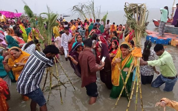 36-छठ पर्व के दौरान सरयू में खड़े होकर पूजन करती महिला।-संवाद 36-छठ पर्व के दौरान सरयू में खड़े होकर पूजन करती महिला।-संवाद