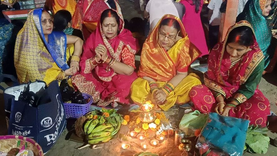 36-छठ पर्व के दौरान सरयू में खड़े होकर पूजन करती महिला।-संवाद 36-छठ पर्व के दौरान सरयू में खड़े होकर पूजन करती महिला।-संवाद