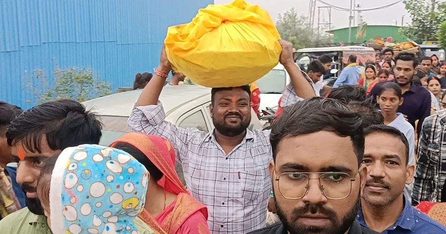 36-छठ पर्व के दौरान सरयू में खड़े होकर पूजन करती महिला।-संवाद 36-छठ पर्व के दौरान सरयू में खड़े होकर पूजन करती महिला।-संवाद
