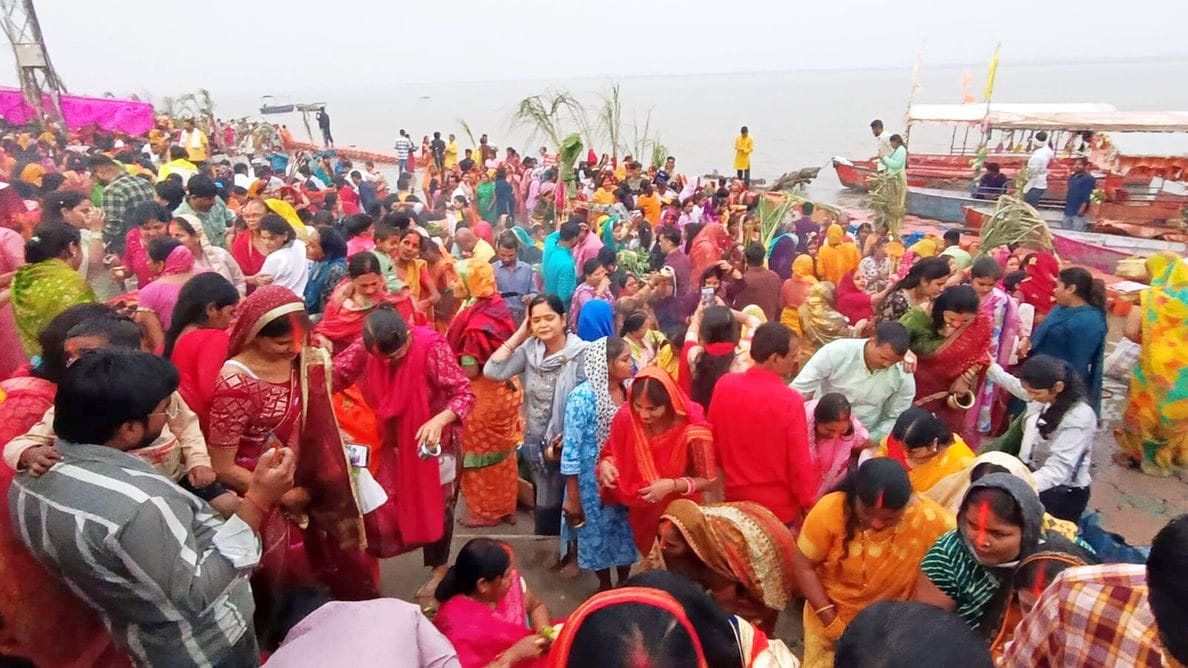 36-छठ पर्व के दौरान सरयू में खड़े होकर पूजन करती महिला।-संवाद 36-छठ पर्व के दौरान सरयू में खड़े होकर पूजन करती महिला।-संवाद