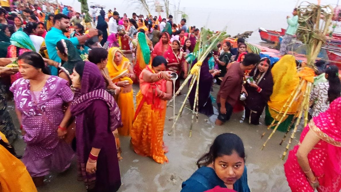36-छठ पर्व के दौरान सरयू में खड़े होकर पूजन करती महिला।-संवाद 36-छठ पर्व के दौरान सरयू में खड़े होकर पूजन करती महिला।-संवाद