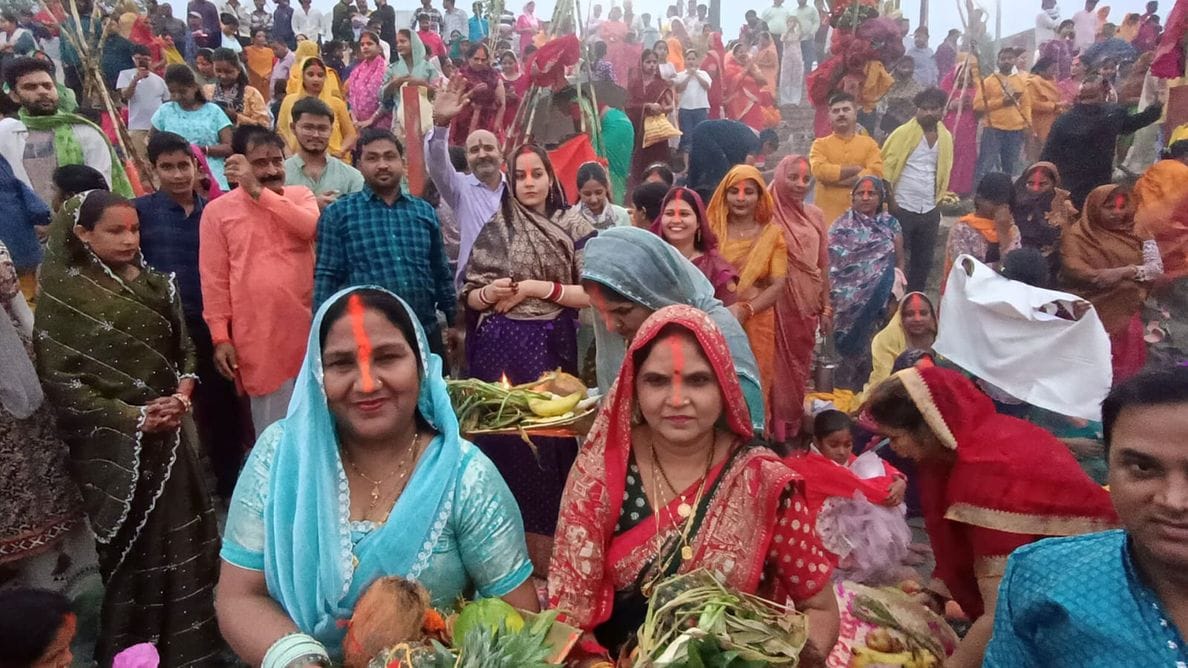 36-छठ पर्व के दौरान सरयू में खड़े होकर पूजन करती महिला।-संवाद 36-छठ पर्व के दौरान सरयू में खड़े होकर पूजन करती महिला।-संवाद