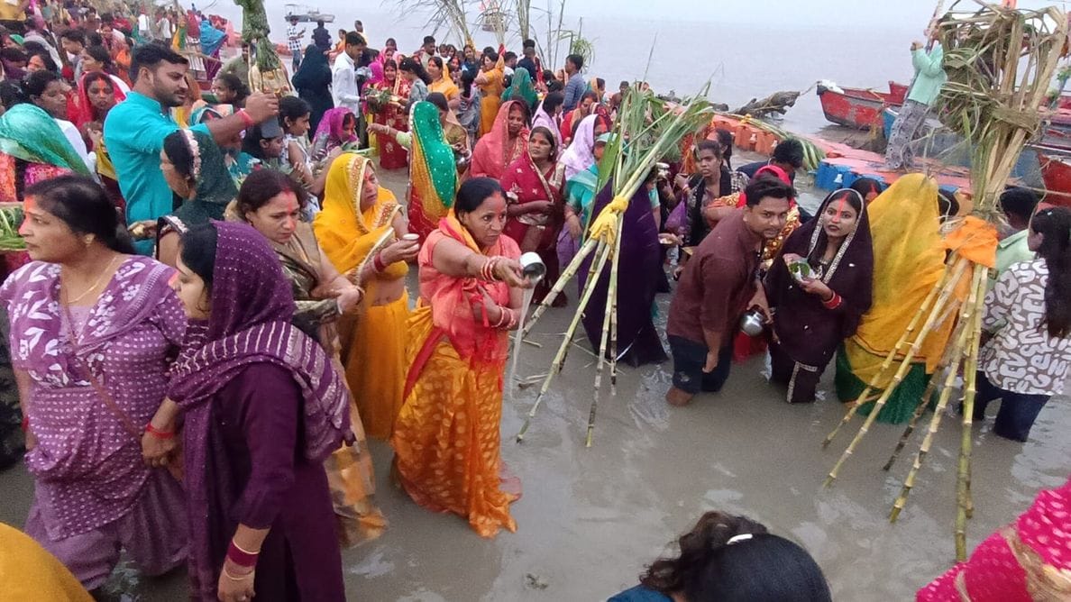 36-छठ पर्व के दौरान सरयू में खड़े होकर पूजन करती महिला।-संवाद 36-छठ पर्व के दौरान सरयू में खड़े होकर पूजन करती महिला।-संवाद