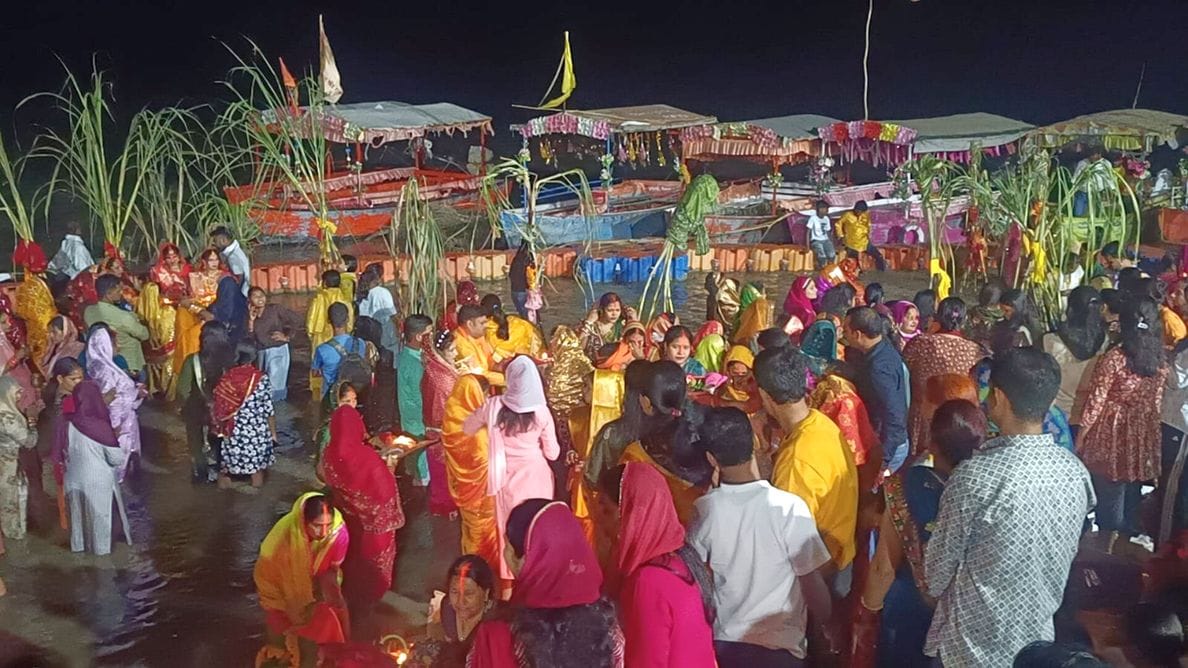 36-छठ पर्व के दौरान सरयू में खड़े होकर पूजन करती महिला।-संवाद 36-छठ पर्व के दौरान सरयू में खड़े होकर पूजन करती महिला।-संवाद