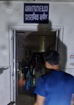 आग की घटना के बाद मरीजों को निकालते दमकल कर्मी एवं अस्पताल में आग से बचाव के नदारद इंतजाम। आग की घटना के बाद मरीजों को निकालते दमकल कर्मी एवं अस्पताल में आग से बचाव के नदारद इंतजाम।