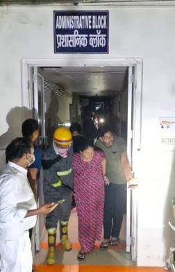 आग की घटना के बाद मरीजों को निकालते दमकल कर्मी एवं अस्पताल में आग से बचाव के नदारद इंतजाम। आग की घटना के बाद मरीजों को निकालते दमकल कर्मी एवं अस्पताल में आग से बचाव के नदारद इंतजाम।