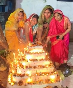 अफजलगढ़ द्वारिकेश शुगर मिल में उगते सूर्य को अर्घ्य देती महिलाएं। संवाद अफजलगढ़ द्वारिकेश शुगर मिल में उगते सूर्य को अर्घ्य देती महिलाएं। संवाद