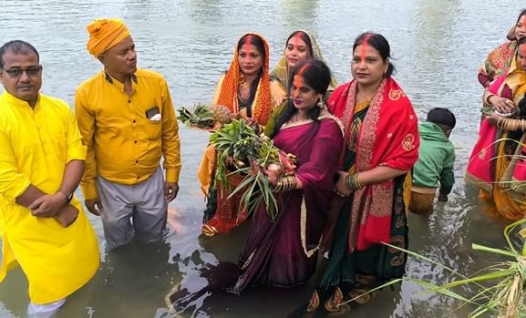 अफजलगढ़ द्वारिकेश शुगर मिल में उगते सूर्य को अर्घ्य देती महिलाएं। संवाद अफजलगढ़ द्वारिकेश शुगर मिल में उगते सूर्य को अर्घ्य देती महिलाएं। संवाद