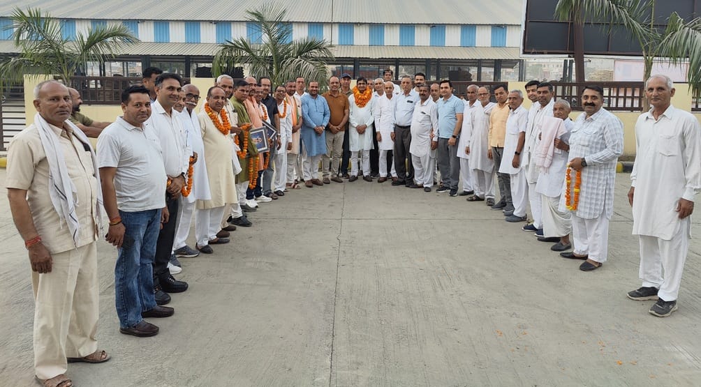 बाबैन। कार्यक्रम में चेयरमैन डॉ.गणेश दत्त व सदस्यों को सम्मानित करते ब्राह्मण समाज के लोग। विज बाबैन। कार्यक्रम में चेयरमैन डॉ.गणेश दत्त व सदस्यों को सम्मानित करते ब्राह्मण समाज के लोग। विज